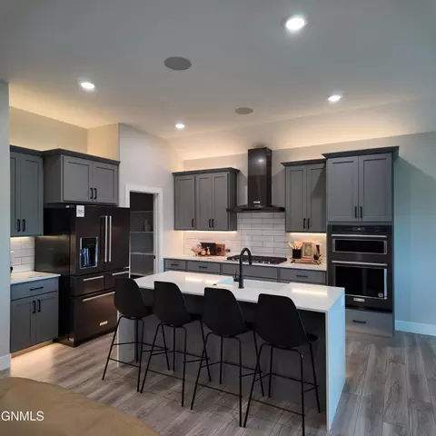 2412 Dutton Cir SE, Mandan, ND 58554