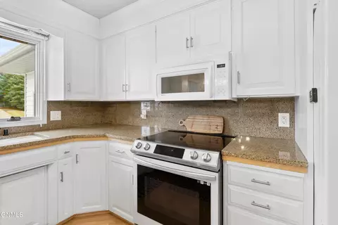 Kitchen - 2509 Boulevard Ave, Bismarck, ND 58501 photo 3 of 4
