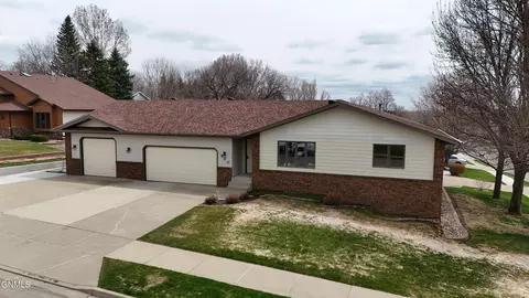 900 St Thomas Trl, Mandan, ND 58554