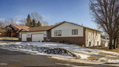 900 St Thomas Trl, Mandan, ND 58554