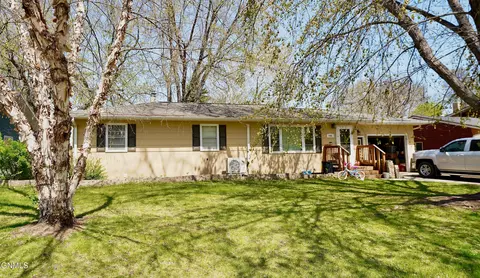 609 15th St SE, Jamestown, ND 58401