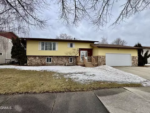 1805 14th Ave W, Williston, ND 58801