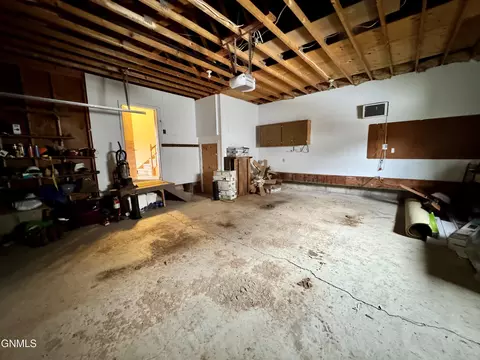 1805 14th Ave W, Williston, ND 58801 photo 38