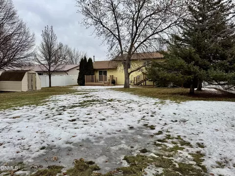 1805 14th Ave W, Williston, ND 58801 photo 4
