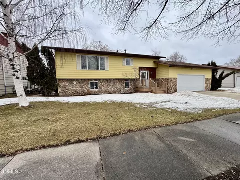 1805 14th Ave W, Williston, ND 58801 photo 2