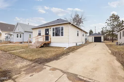 121 4th St N, Richardton, ND 58652