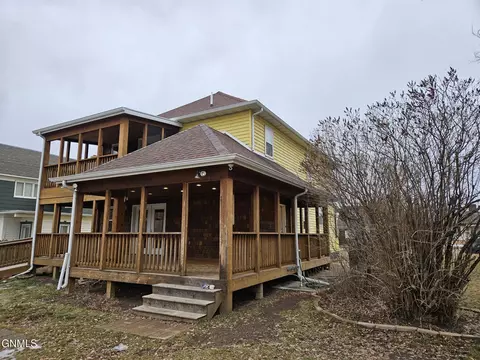 230 4th Ave W, Dickinson, ND 58601