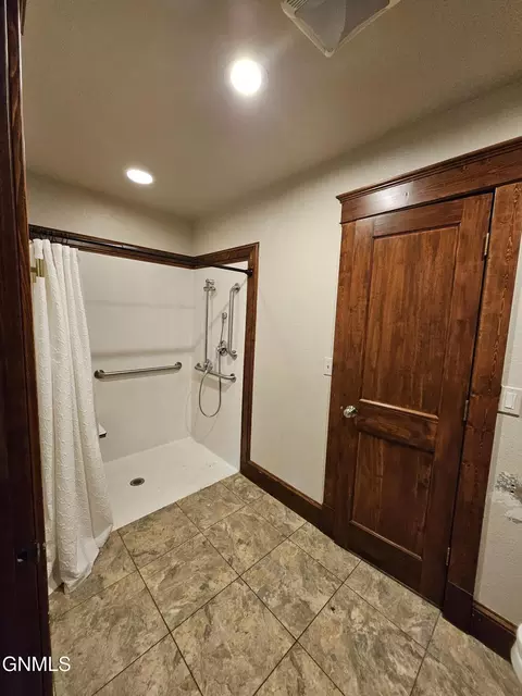 Bath - 230 4th Ave W, Dickinson, ND 58601 photo 1 of 5