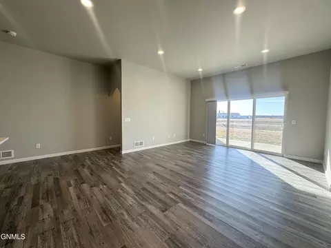 203 Kenner Loop, Bismarck, ND 58504 photo 4