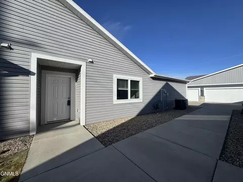 203 Kenner Loop, Bismarck, ND 58504 photo 12
