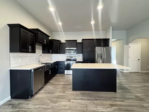 203 Kenner Loop, Bismarck, ND 58504 photo 3