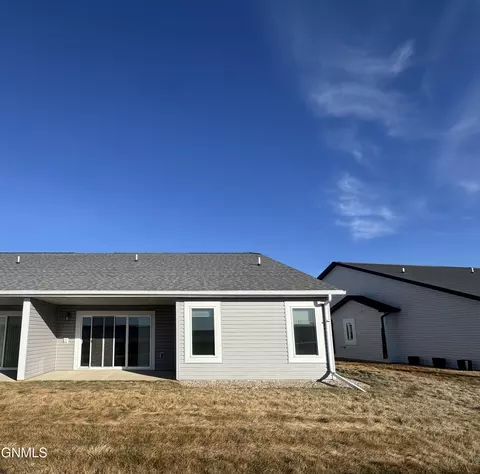 203 Kenner Loop, Bismarck, ND 58504 photo 2