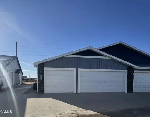 203 Kenner Loop, Bismarck, ND 58504
