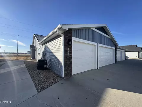 203 Kenner Loop, Bismarck, ND 58504 photo 11