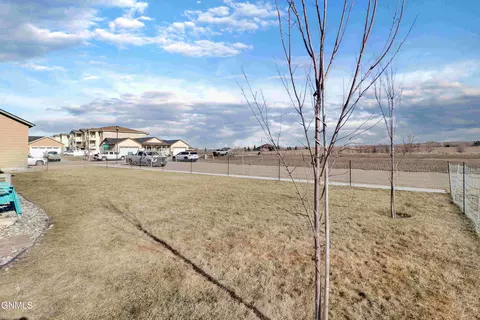 810 40th St E, Williston, ND 58801 photo 4
