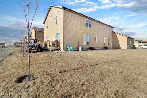 810 40th St E, Williston, ND 58801 photo 3