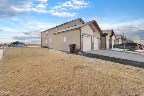 810 40th St E, Williston, ND 58801 photo 2