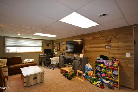 Living - 411 Grant St N, Carson, ND 58529 photo 2 of 2
