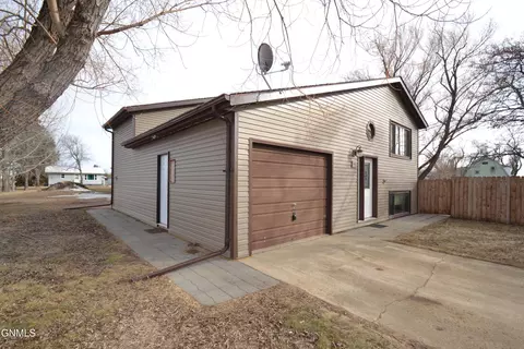 Exterior - 411 Grant St N, Carson, ND 58529 photo 1 of 6