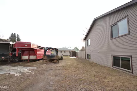 Exterior - 411 Grant St N, Carson, ND 58529 photo 2 of 6