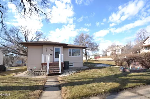 811 5th Ave NW, Mandan, ND 58554
