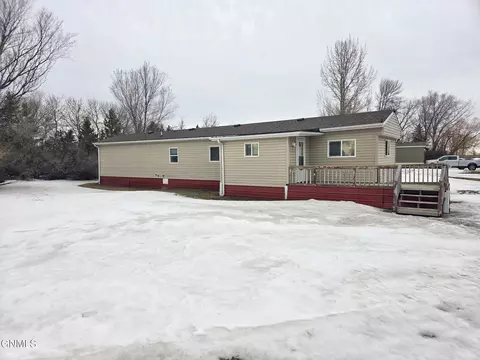 104 Carbon St, Underwood, ND 58576