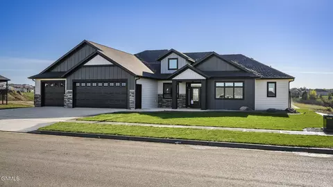 4117 Kites Ln, Bismarck, ND 58503