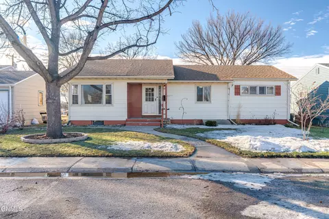 1312 11th St, Bismarck, ND 58501