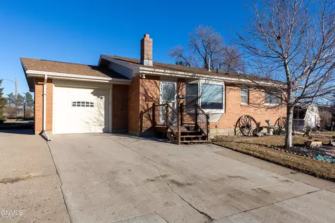 1804 Linda Dr NW, Mandan, ND 58554
