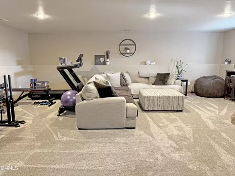 300 Brandenburg Loop, Bismarck, ND 58504 photo 18