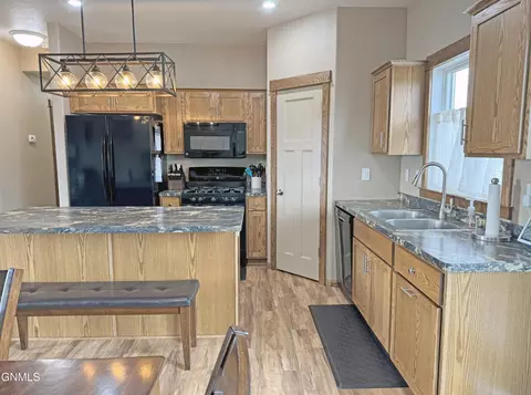 300 Brandenburg Loop, Bismarck, ND 58504 photo 5