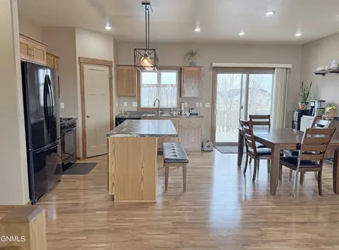 300 Brandenburg Loop, Bismarck, ND 58504 photo 4