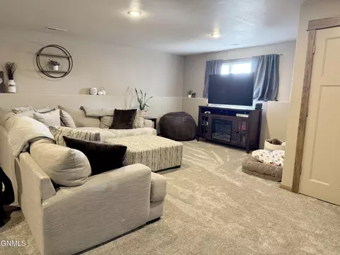 300 Brandenburg Loop, Bismarck, ND 58504 photo 30