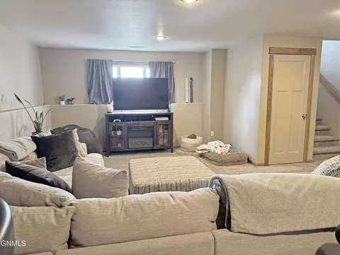 300 Brandenburg Loop, Bismarck, ND 58504 photo 28