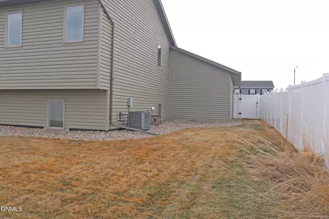 300 Brandenburg Loop, Bismarck, ND 58504 photo 49