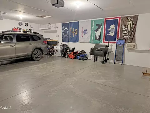 300 Brandenburg Loop, Bismarck, ND 58504 photo 40