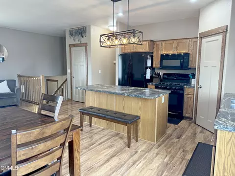 300 Brandenburg Loop, Bismarck, ND 58504 photo 7