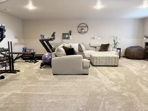 300 Brandenburg Loop, Bismarck, ND 58504 photo 33