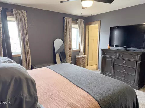 300 Brandenburg Loop, Bismarck, ND 58504 photo 11