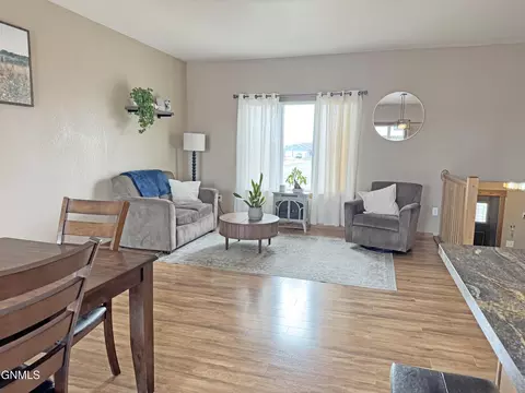 300 Brandenburg Loop, Bismarck, ND 58504 photo 6