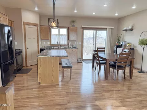 300 Brandenburg Loop, Bismarck, ND 58504 photo 35