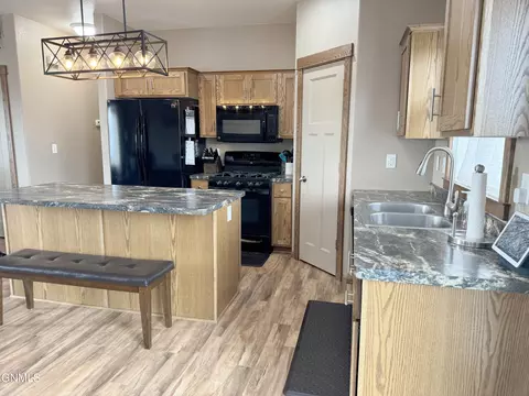 300 Brandenburg Loop, Bismarck, ND 58504 photo 36