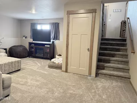 300 Brandenburg Loop, Bismarck, ND 58504 photo 31