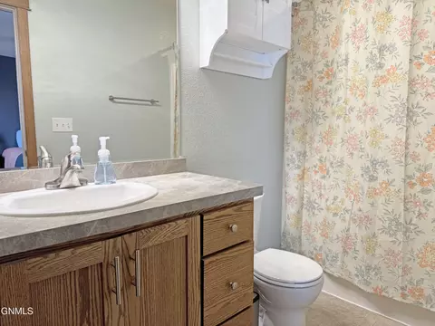 300 Brandenburg Loop, Bismarck, ND 58504 photo 12