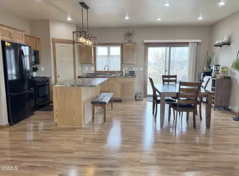 300 Brandenburg Loop, Bismarck, ND 58504 photo 2