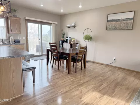 300 Brandenburg Loop, Bismarck, ND 58504 photo 8