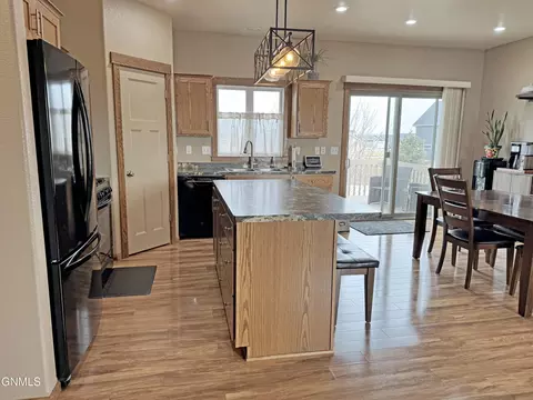 300 Brandenburg Loop, Bismarck, ND 58504 photo 9
