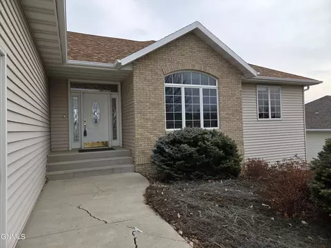 1201 Eagle Crest Loop, Bismarck, ND 58503