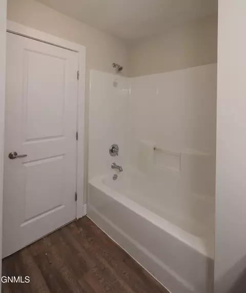 Bath - 2704 27th St W, Williston, ND 58801 photo 3 of 4