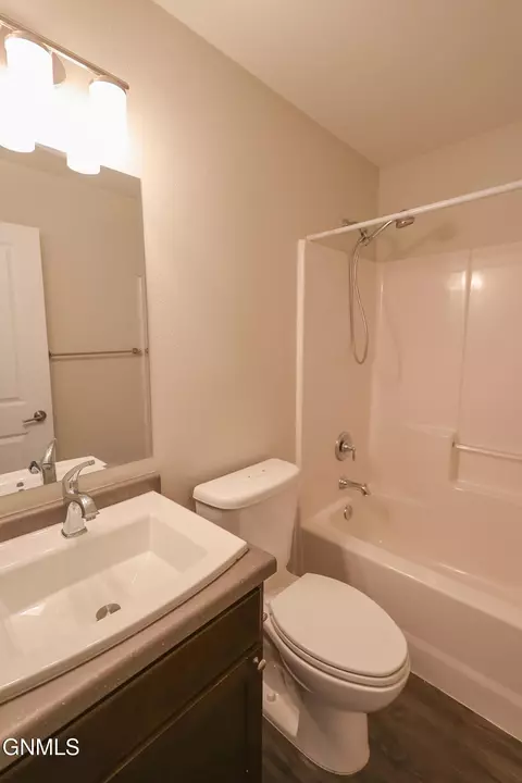 Bath - 2713 30th St W, Williston, ND 58801 photo 6 of 7